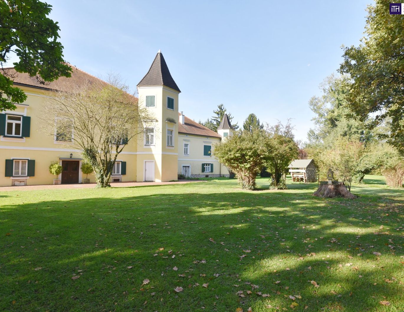 MÄRCHENHAFTE Wohnung im SCHLOSS mit TERRASSE, eigenem WEINKELLER und Nutzung des SCHLOSSGARTENS! Ab sofort verfügbar!