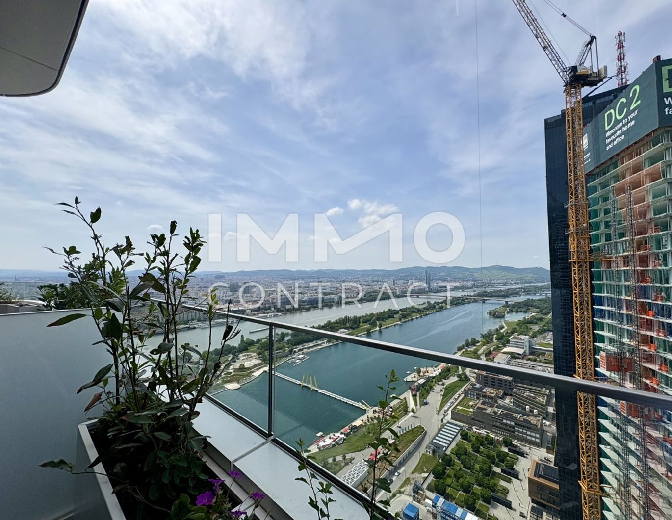Sonnenuntergang im modernsten Turm Wiens: Erstbezug mit Goodies