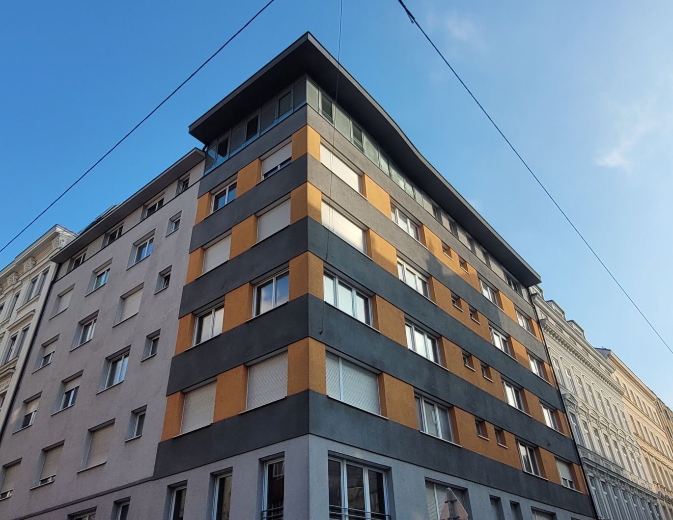 Perfekt geschnittene, helle 2 Zimmer Wohnung im letzten Liftstock