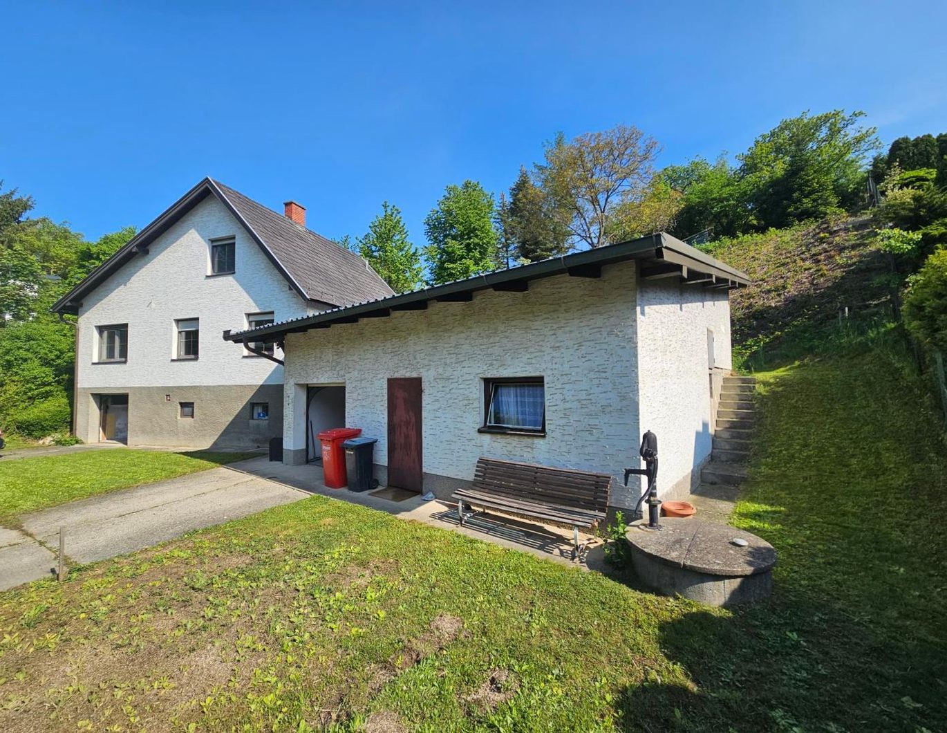 SOLIDES WOHNHAUS MIT NEBENGEBÄUDE