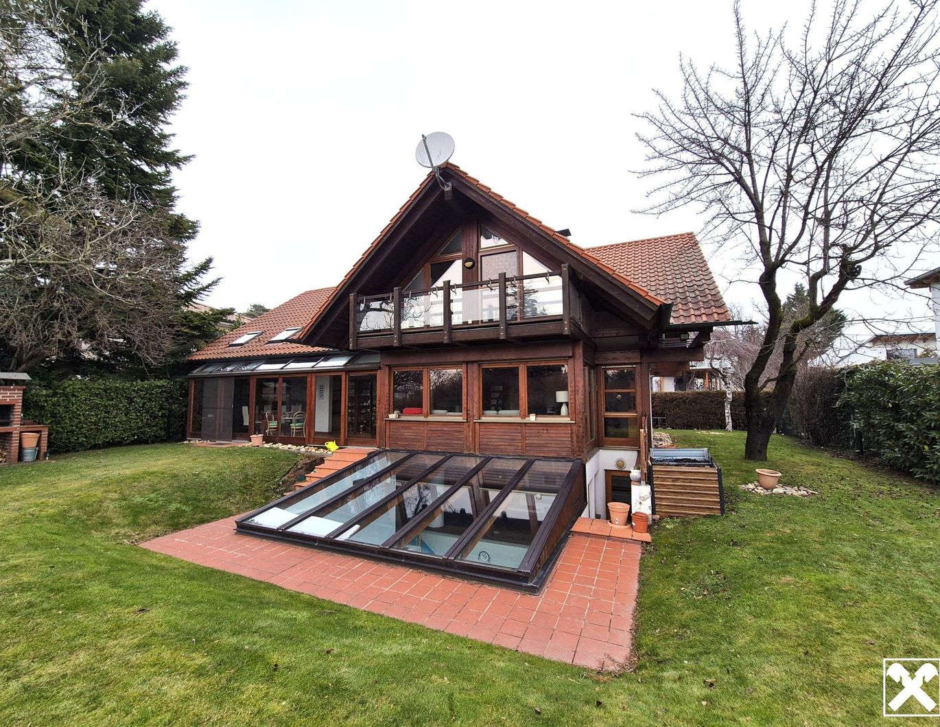 BEGEHRTE WOHNLAGE AM MÜHLWASSER: HOCHWERTIGES WOHNJUWEL ALS EINFAMILIENHAUS IN AUSGEZEICHNETER, SEHR RUHIGER WOHNLAGE MIT HALLENBALD, SAUNA UND FITNESSRAUM