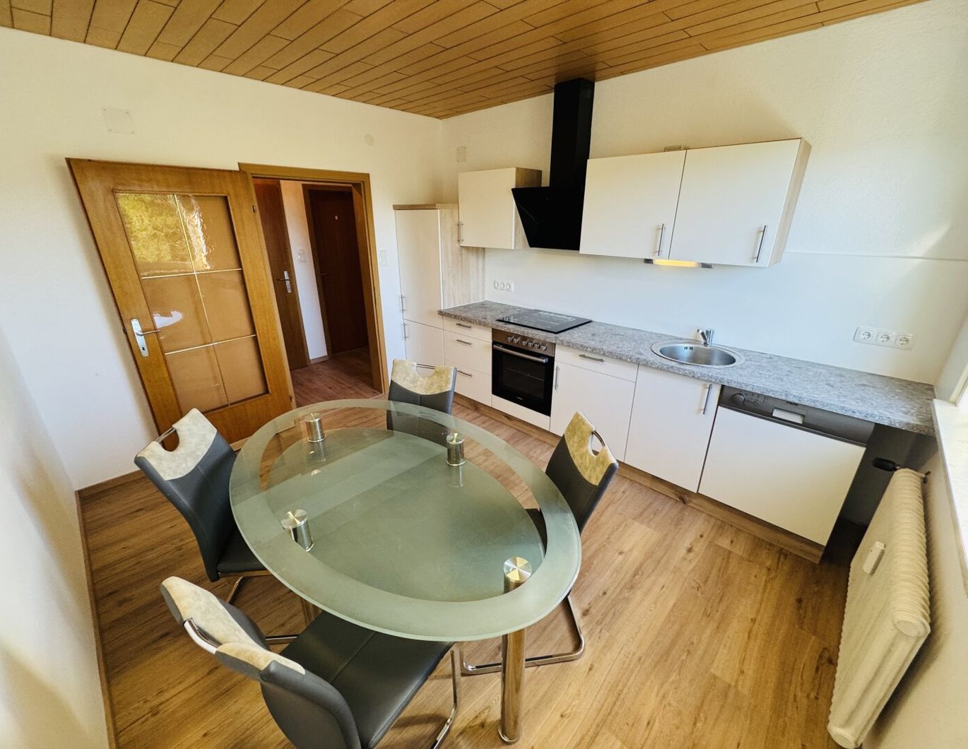Apfelberg: frisch renoviert & bezugsfertig: 3-Zimmer-Wohnung im 1 OG mit Balkon!