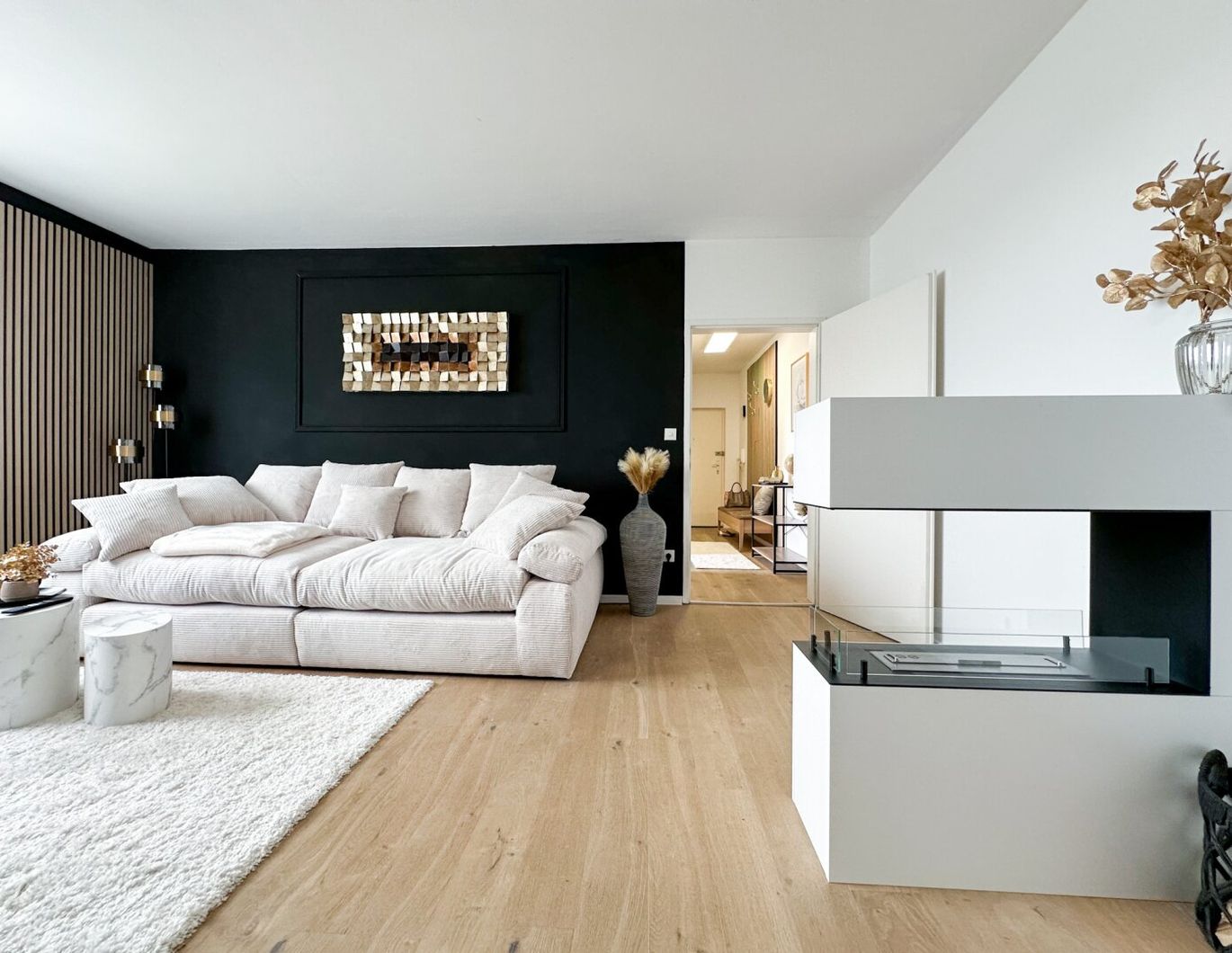 Ruhige Lage mit Blick ins Grüne - Stilvoll möblierte 2,5-Zimmer-Wohnung mit Balkon