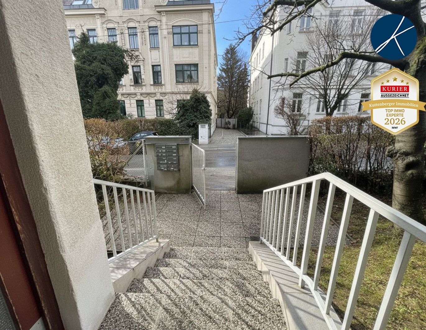 ERSTBEZUG: Drei separat begehbare Zimmer plus Küche!