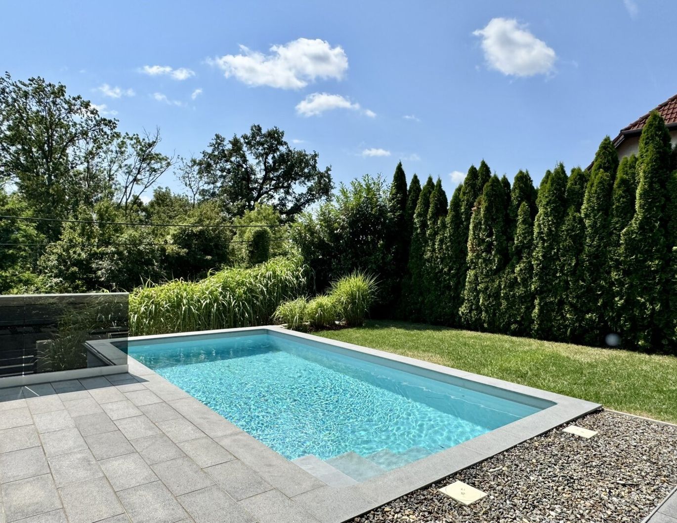 Modernes Haus mit Garten, Pool und Fernblick