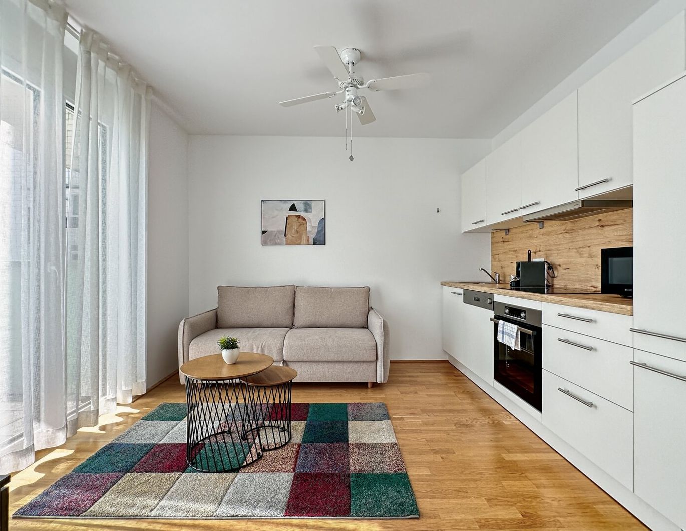 Miete: Vollmöblierte zentral begehbare 2-Zimmer Wohnung | Balkon | 1100 Wien