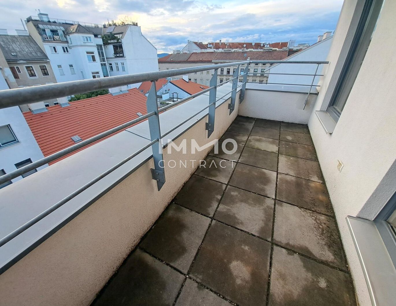 3-er WGs aufgepasst! Große Dachgeschoss-Wohnung mit Terrasse in der Muhrengasse!