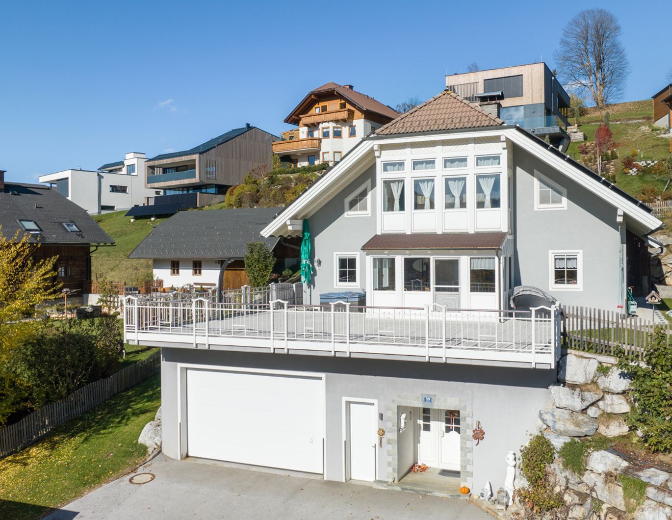 Gediegenes Einfamilienhaus mit Doppelgarage und Sonnen-Terrasse