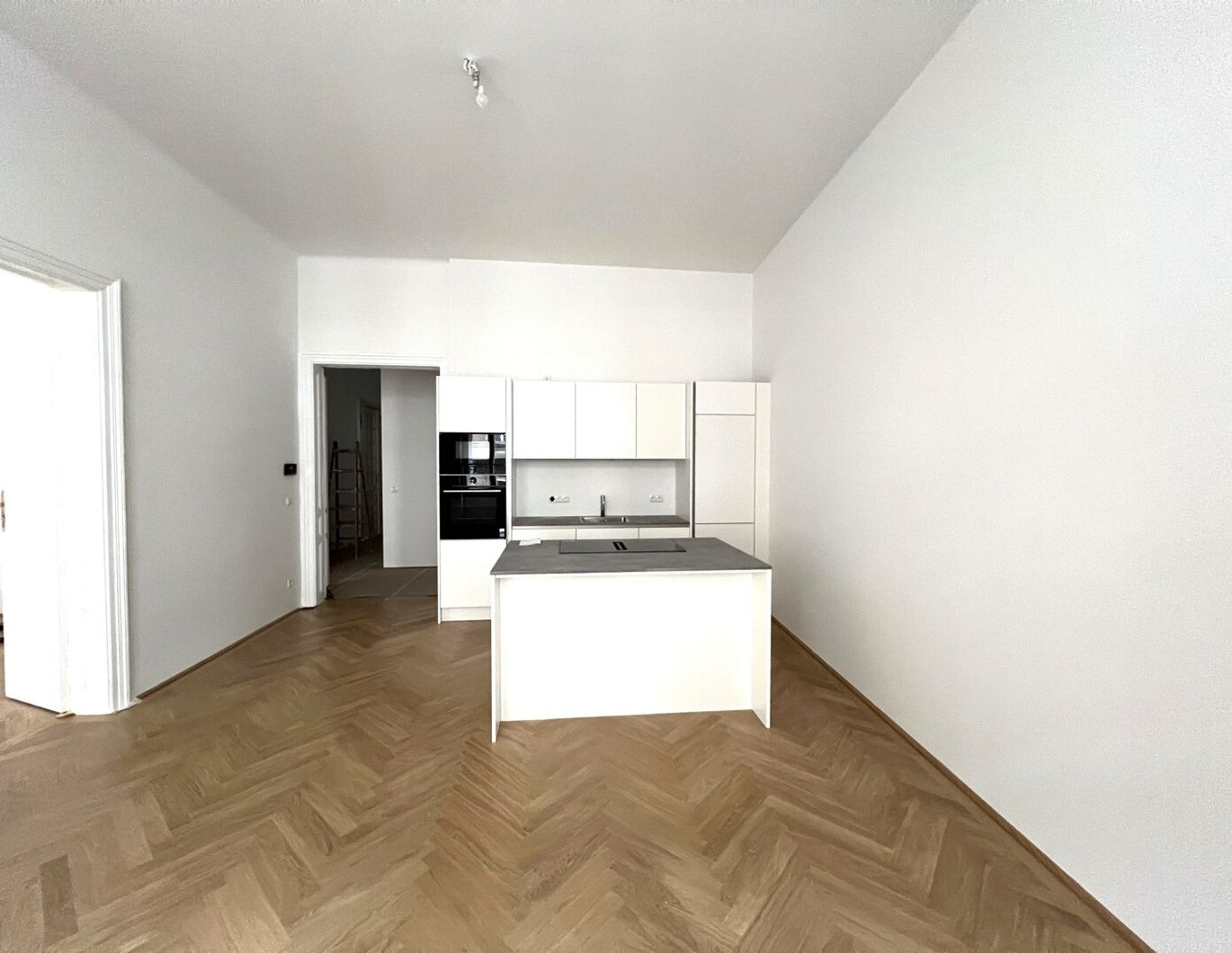 UNBEFRISTET: Generalsanierte 5-Zimmer-Altbauwohnung mit kleinem Balkon in der Innenstadt