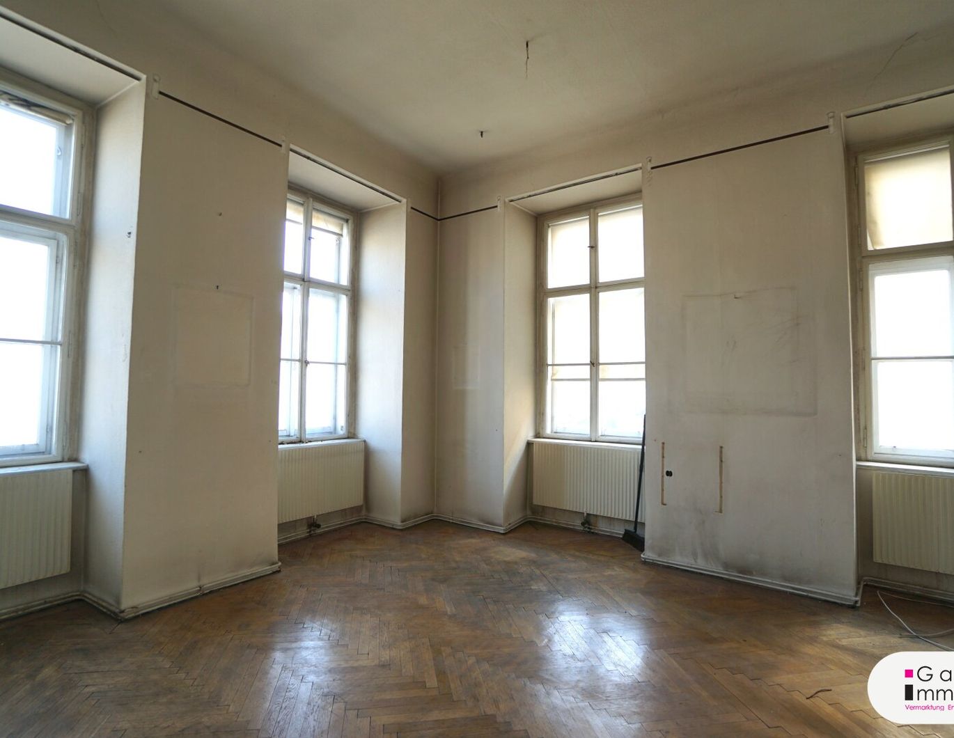 Naschmarkt - sonnige, sanierungsbedürftige Eckwohnung