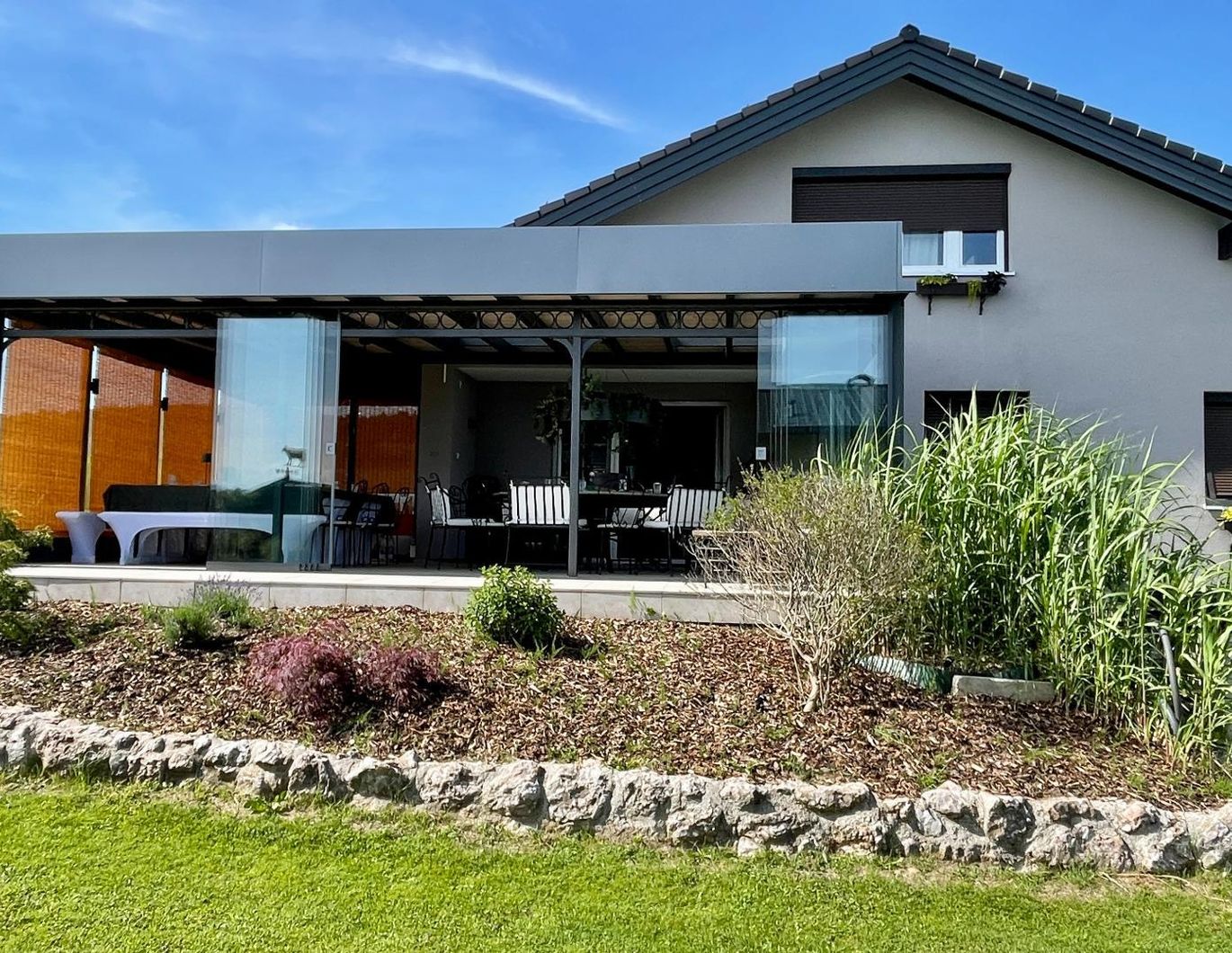 Traumhaftes EFH mit Pool und Garage auf großem Grundstück