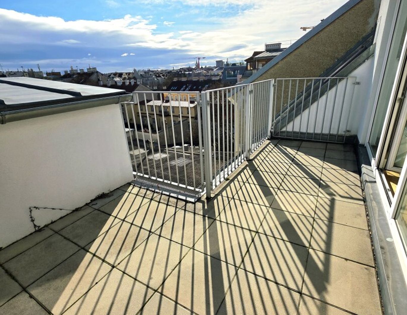 Fernblick auf der Terrasse - Weitblick beim Investment! Wohnen im Dachgeschoss mit WOW-Effekt! Traumhaft saniertes Altbauhaus + Hofseitige Terrasse + Tolle Infrastruktur und Anbindung + Lebensqualität pur!