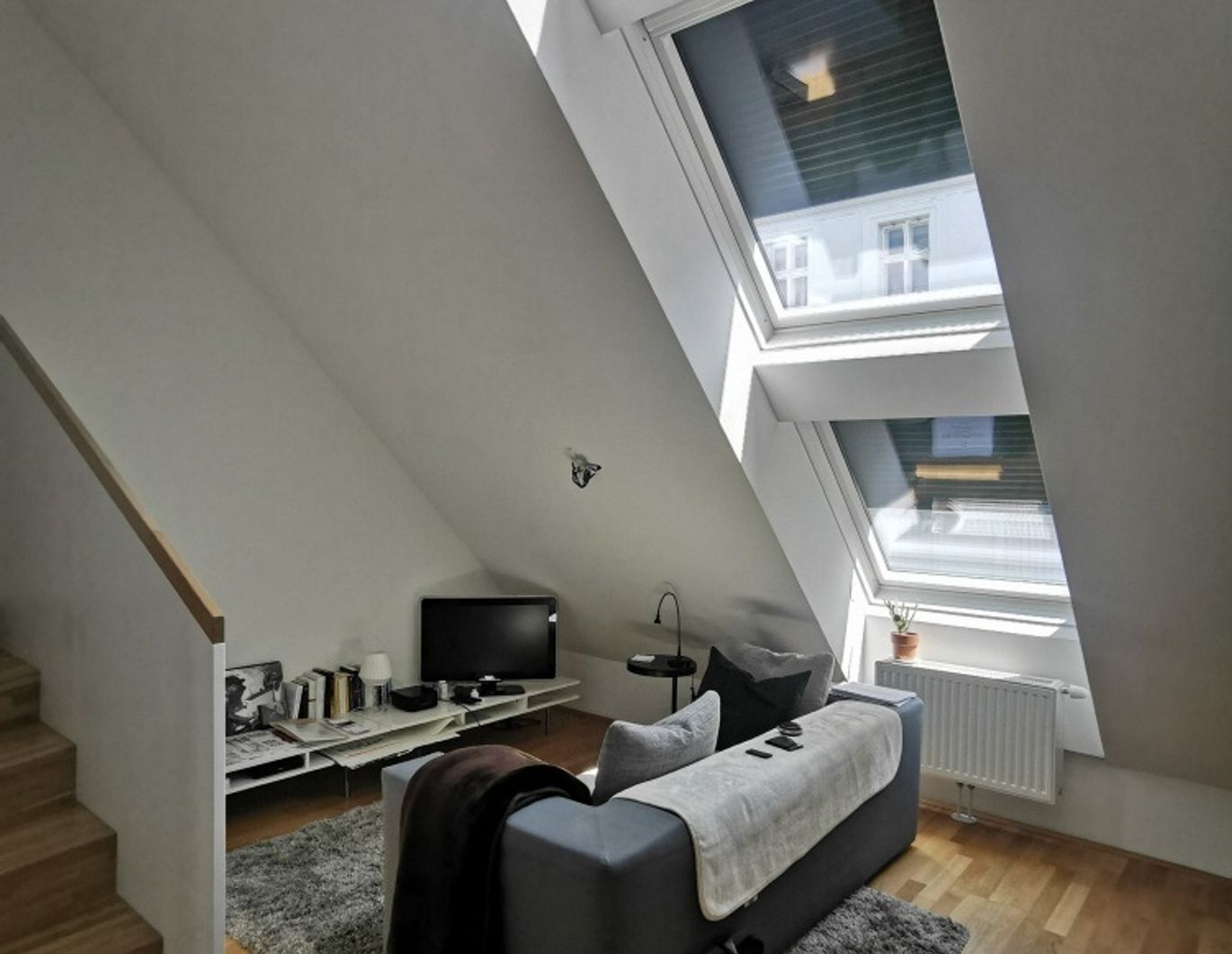 3 Zimmer DG-Wohnung mit Terrasse im Altbau+Garagenplatz/ Nähe St. Anna Kinderspital
