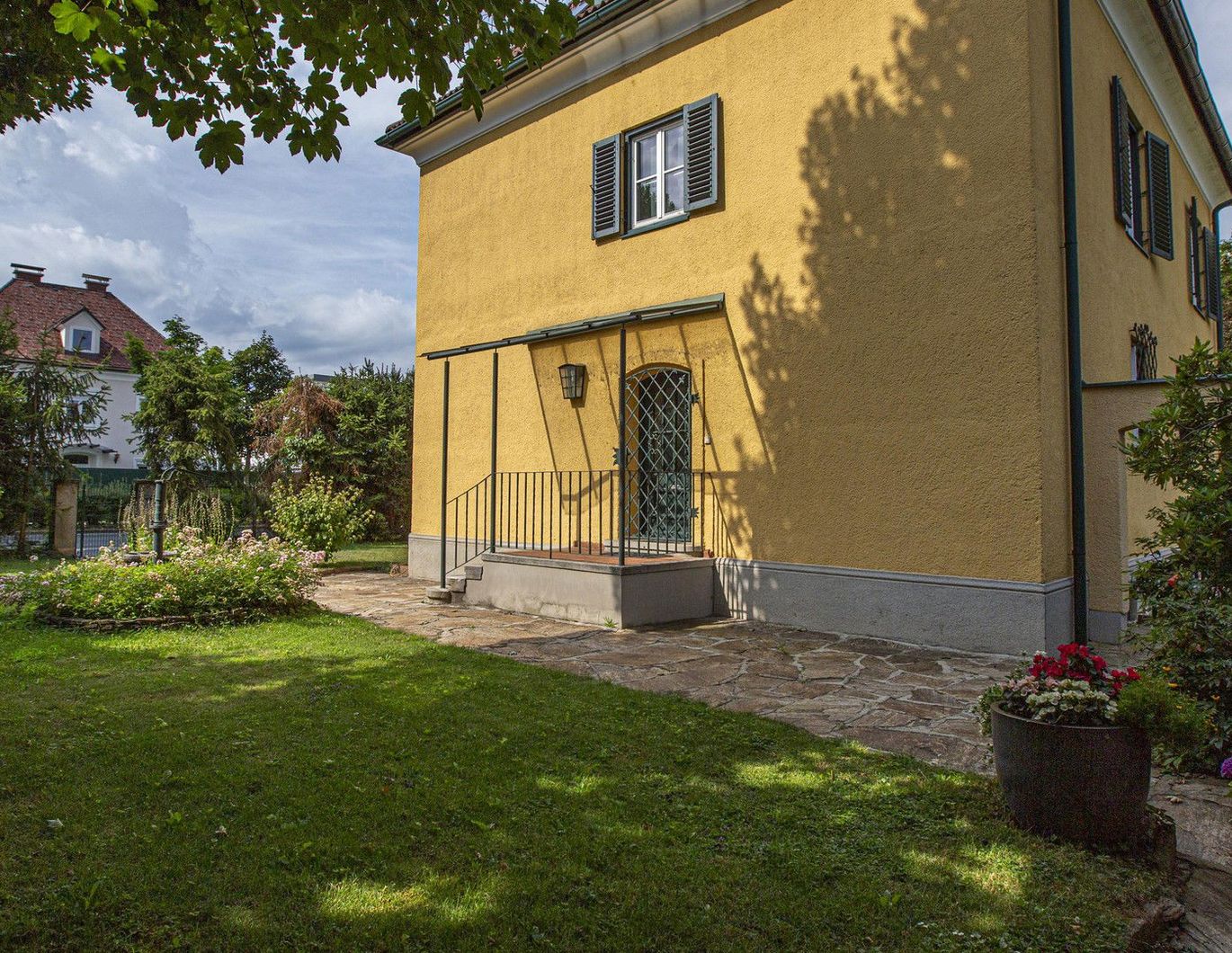 Zauberhafte Wohnung für Singles oder Paar in gepflegter Stadtvilla mitGarten zu vermieten