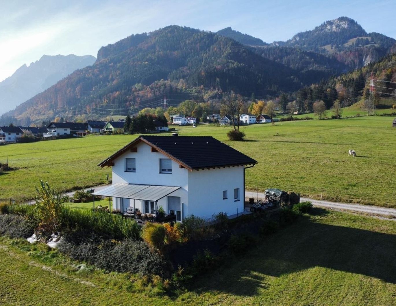 Neuwertiges Wohnhaus, süd-westseitig überdachte Terrasse, Doppelcarport! Zweitwohnsitzfähig!
