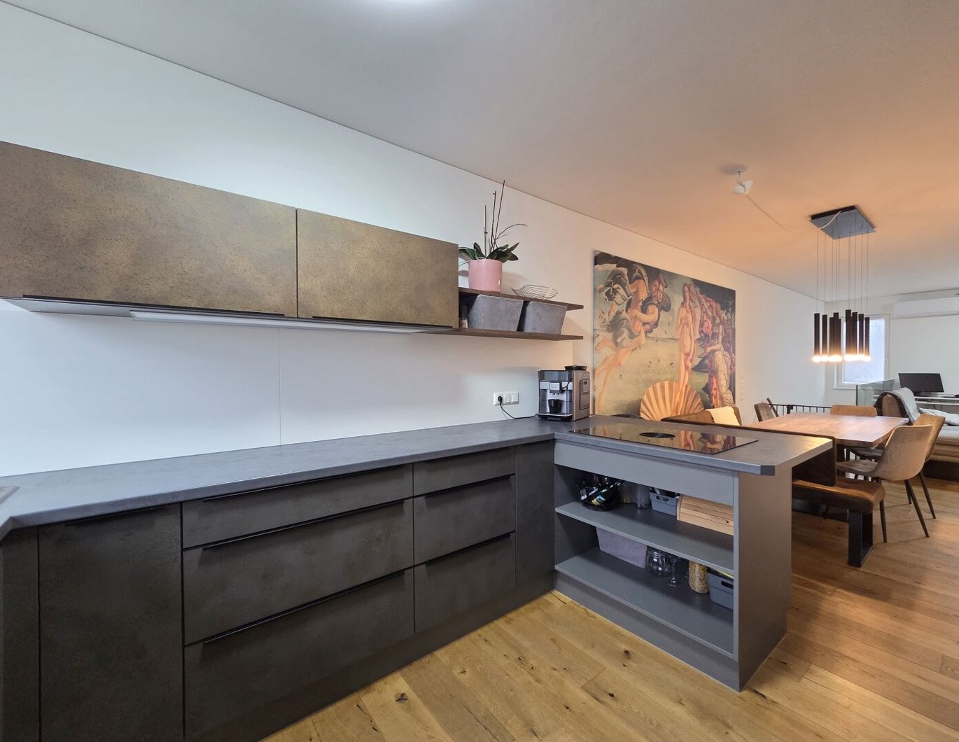 Neuwertige Wohnung mit Eigengarten, Dachterrasse und zwei Garagenplätzen.