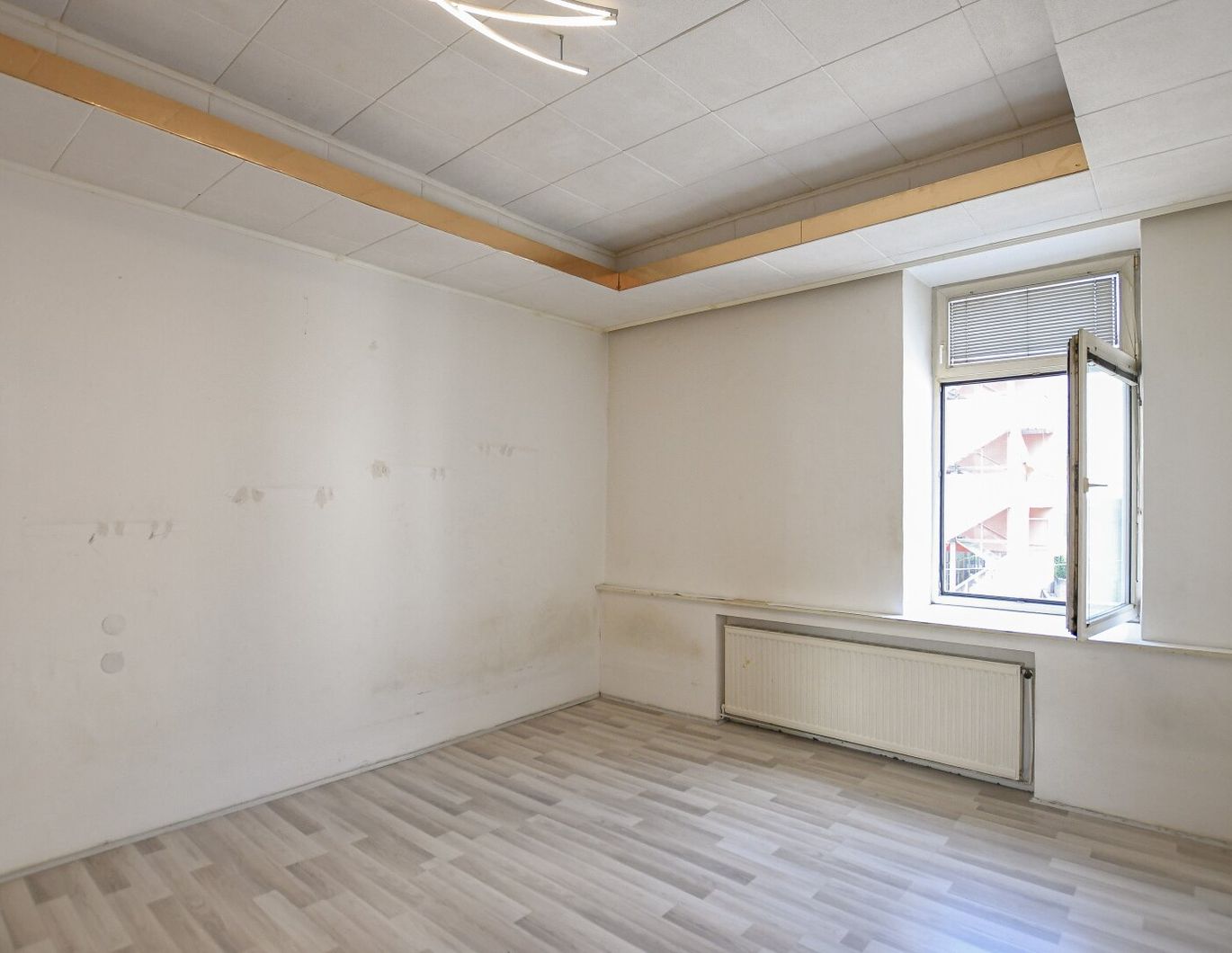 Sanierungsbedürftige Zwei-Zimmer-Wohnung direkt an der U3