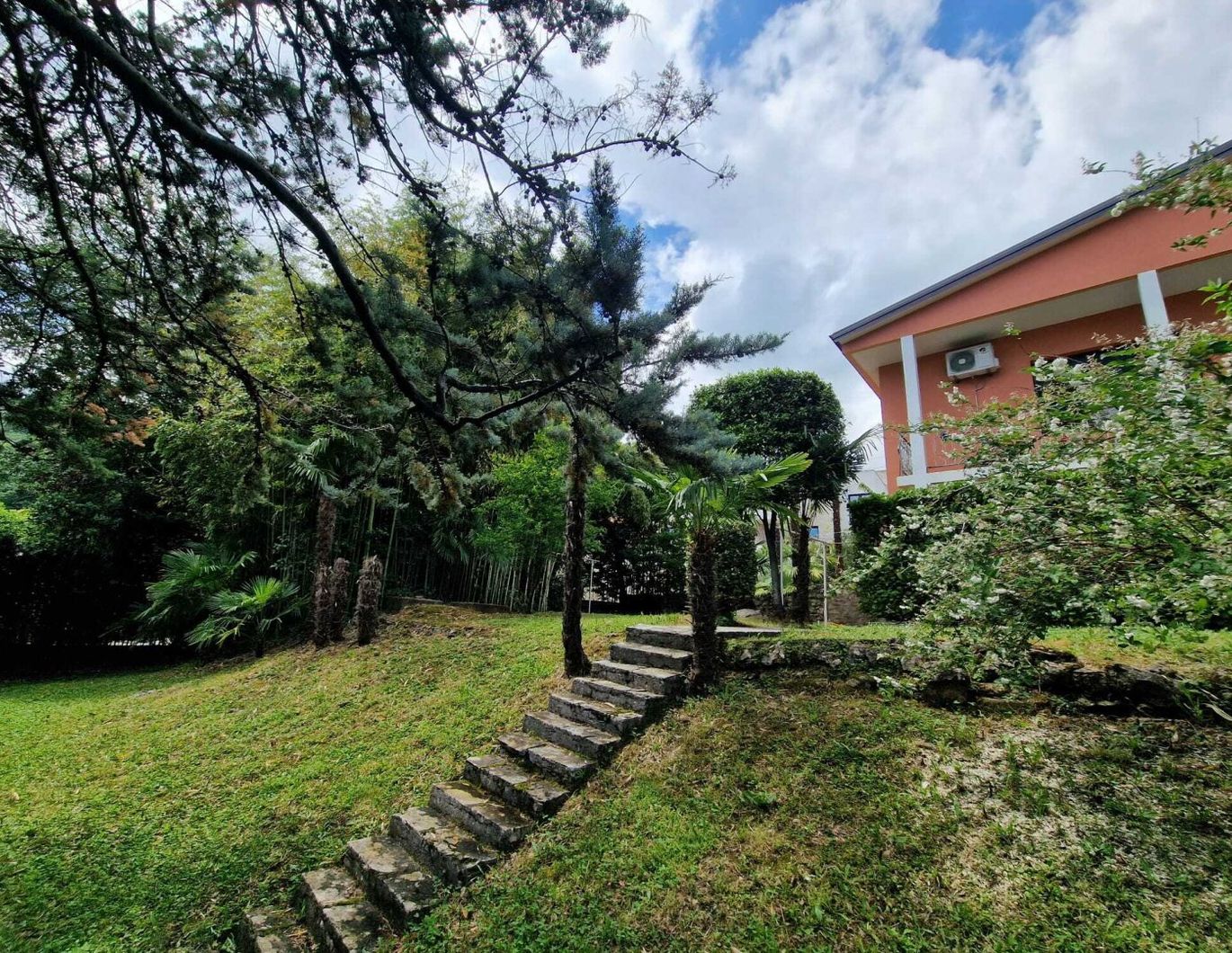 Eine Rarität oberhalb der Altstadt in Lovran-Villa Paradies mit einem Herrlichen alten Baumbestand und einem großzügigen Grundstück, 5 min zum Meer