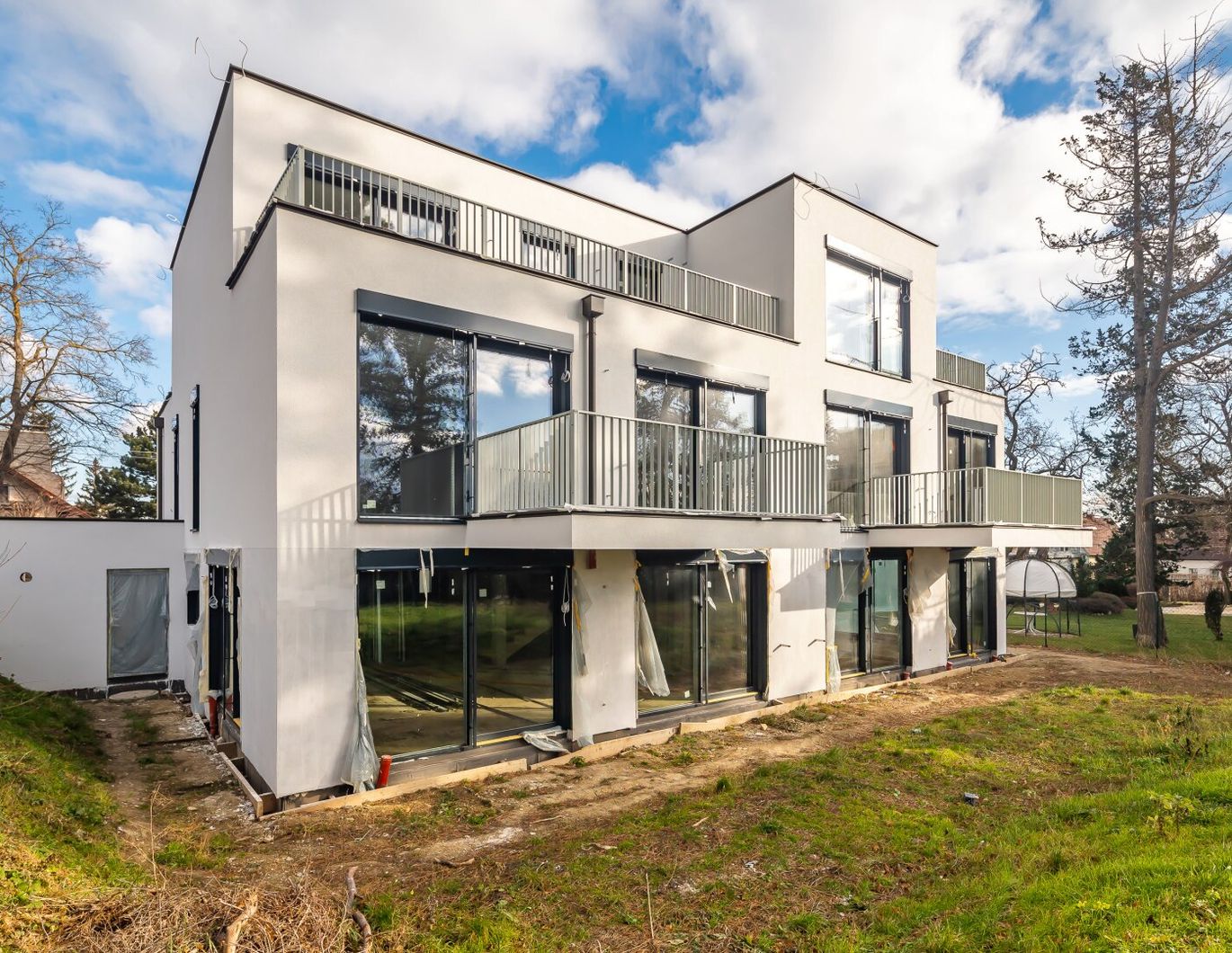Elegant luxury in 1130 Vienna: 9 rooms, 293m² of living space, garden, garage and more!
