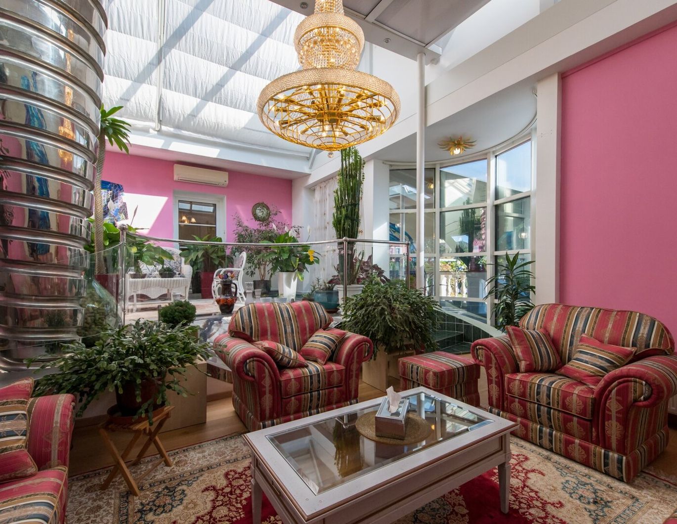 Luxus in Budweis: Stil und Entspannung mit Teehaus und Zierfischteich!