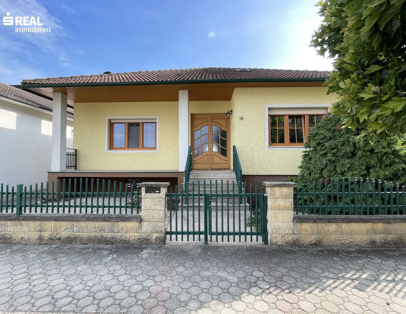 Großzügiges Einfamilienhaus mit Pool und großem Garten - Wohnen mit Komfort