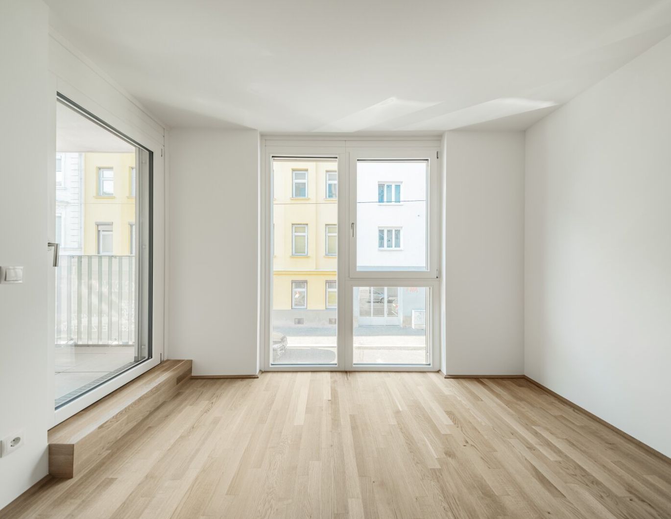 ERSTBEZUG >> bodentiefe Fenster in westseitiger Wohnung mit Loggia >> TOP LAGE