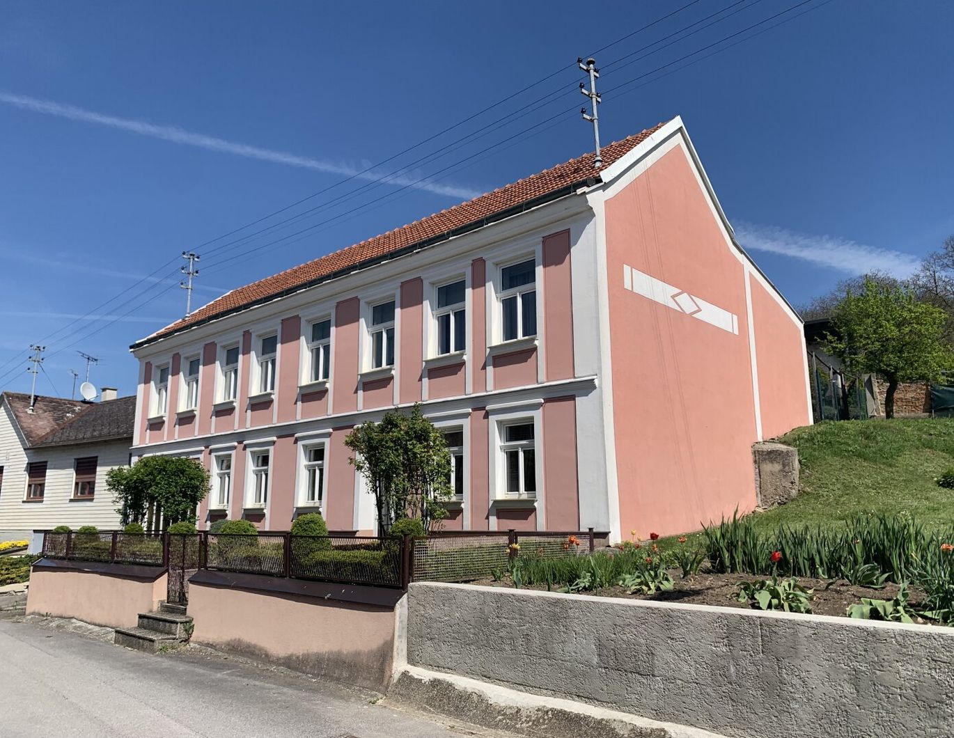 Großes Wohnhaus mit 2 Presshäusern und Gewölbekellern