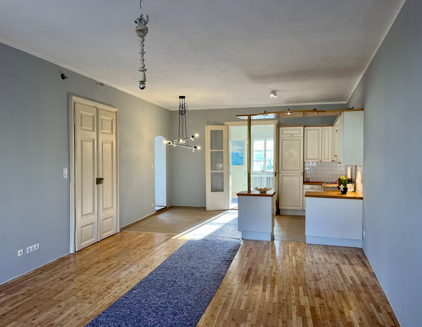 Sonnige Stilaltbauwohnung mit 37 m² Terrasse im Herzen von Brunn am Gebirge