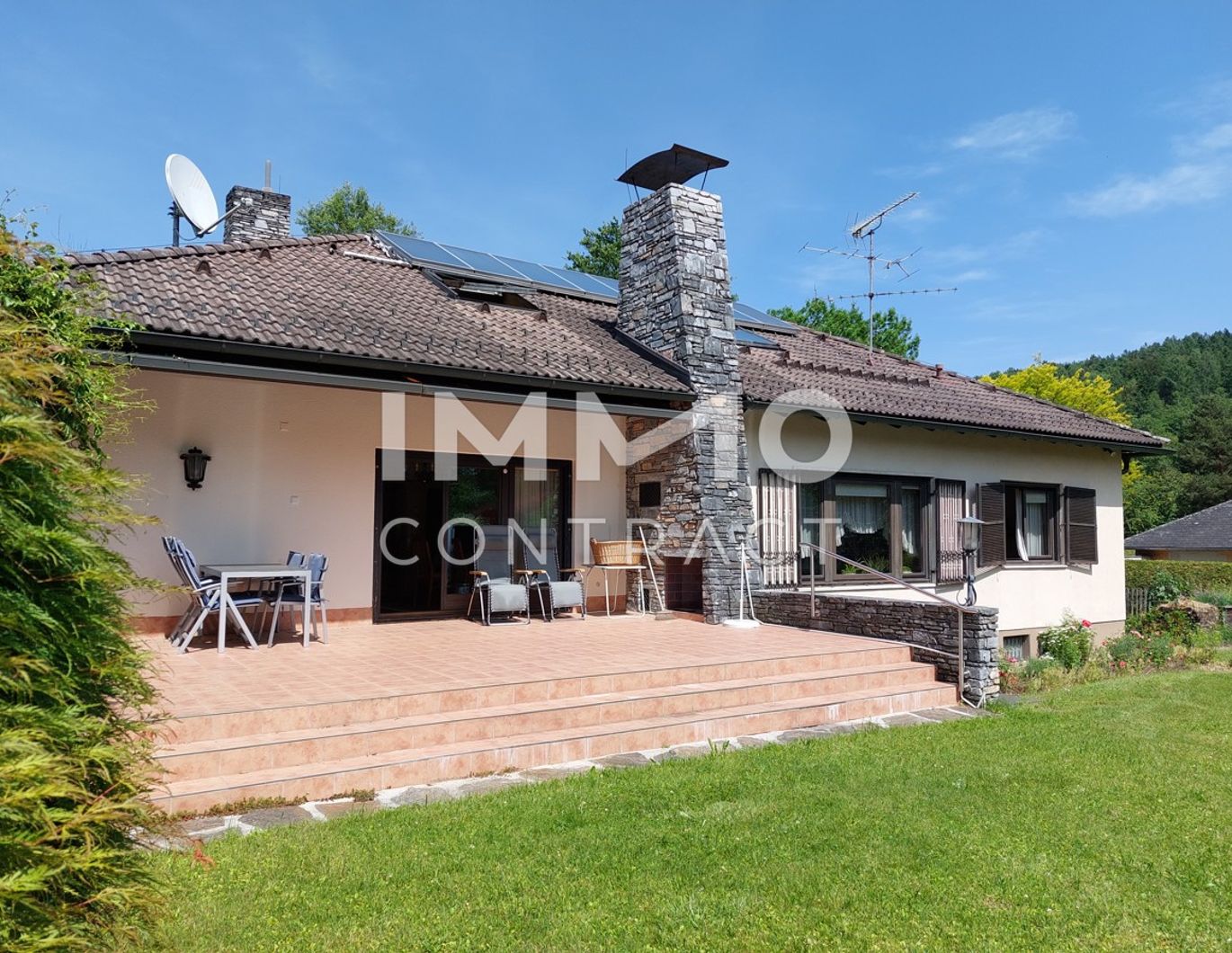 RUHIGE, SONNIGE LAGE NAHE LKH: BUNGALOW MIT SWIMMINGPOOL