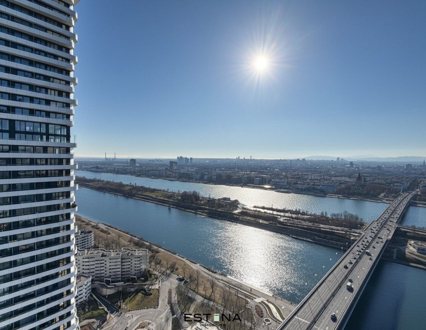 Architektonische Eleganz trifft auf eine umlaufende Loggia mit beeindruckender Fernsicht - DC2