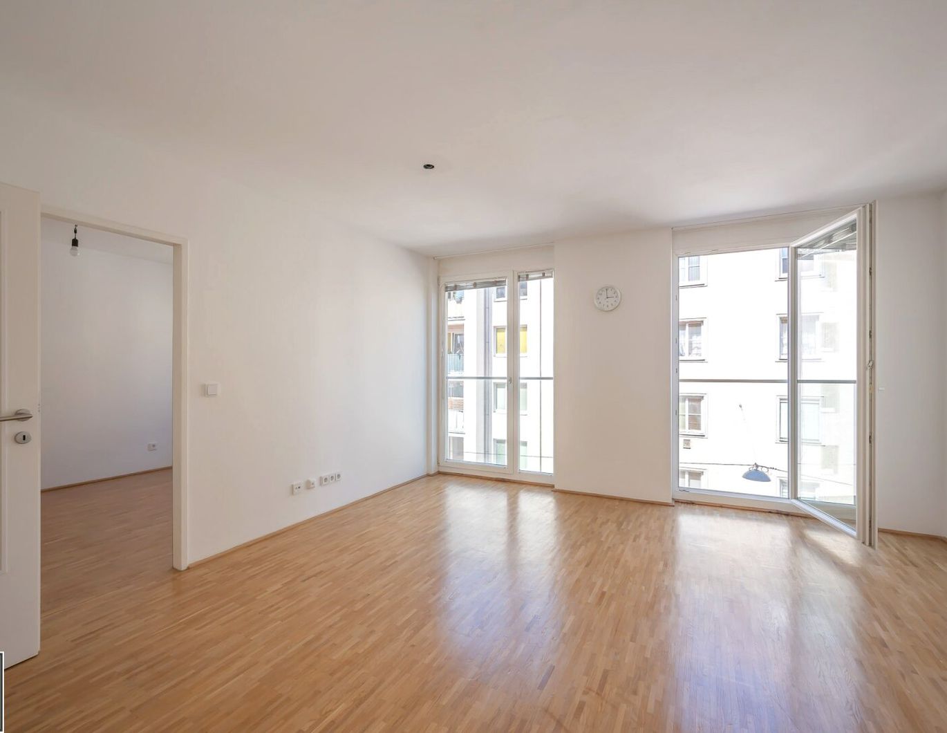 Nähe Floridsdorf Bahnhof (S+U): gepflegte 2-Zimmer-Wohnung mit tollen Lichtverhältnissen