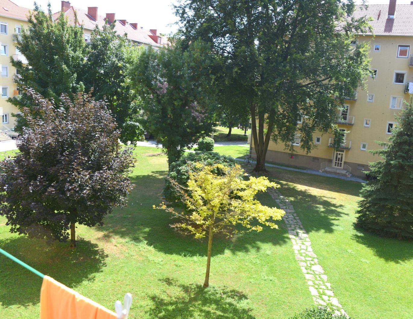 Attraktive 2-Zimmer-Wohnung mit Balkon in der Körösistraße - ca. 50,32 m² - teilmöbliert - Allgemeingarten