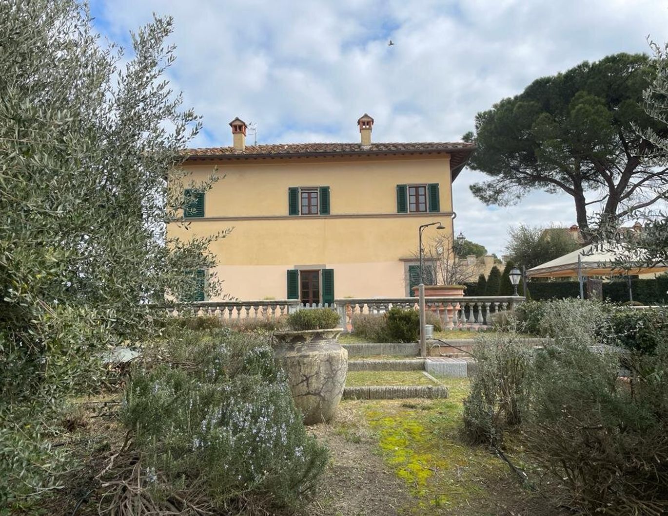 LUXURIÖSE VILLA IN CARMIGNANO (TOSKANA)