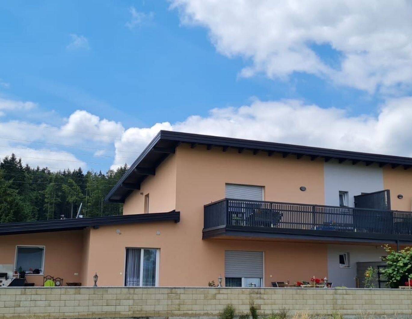 K3 präsentiert 3-Zimmerwohnung mit großer Sonnenterrasse und zwei Parkplätzen in absoluter Ruhelage