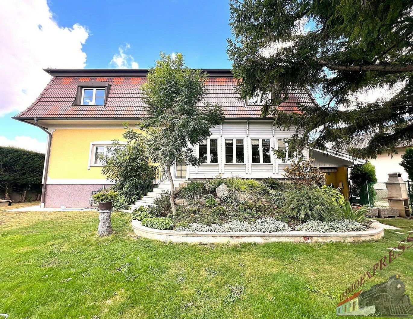390 m² Familientraum inklusive 140 m² Wohnkeller und 30 m²Garage! Großer Garten mit Swimmingpool! Sauna im Nebengebäude!
