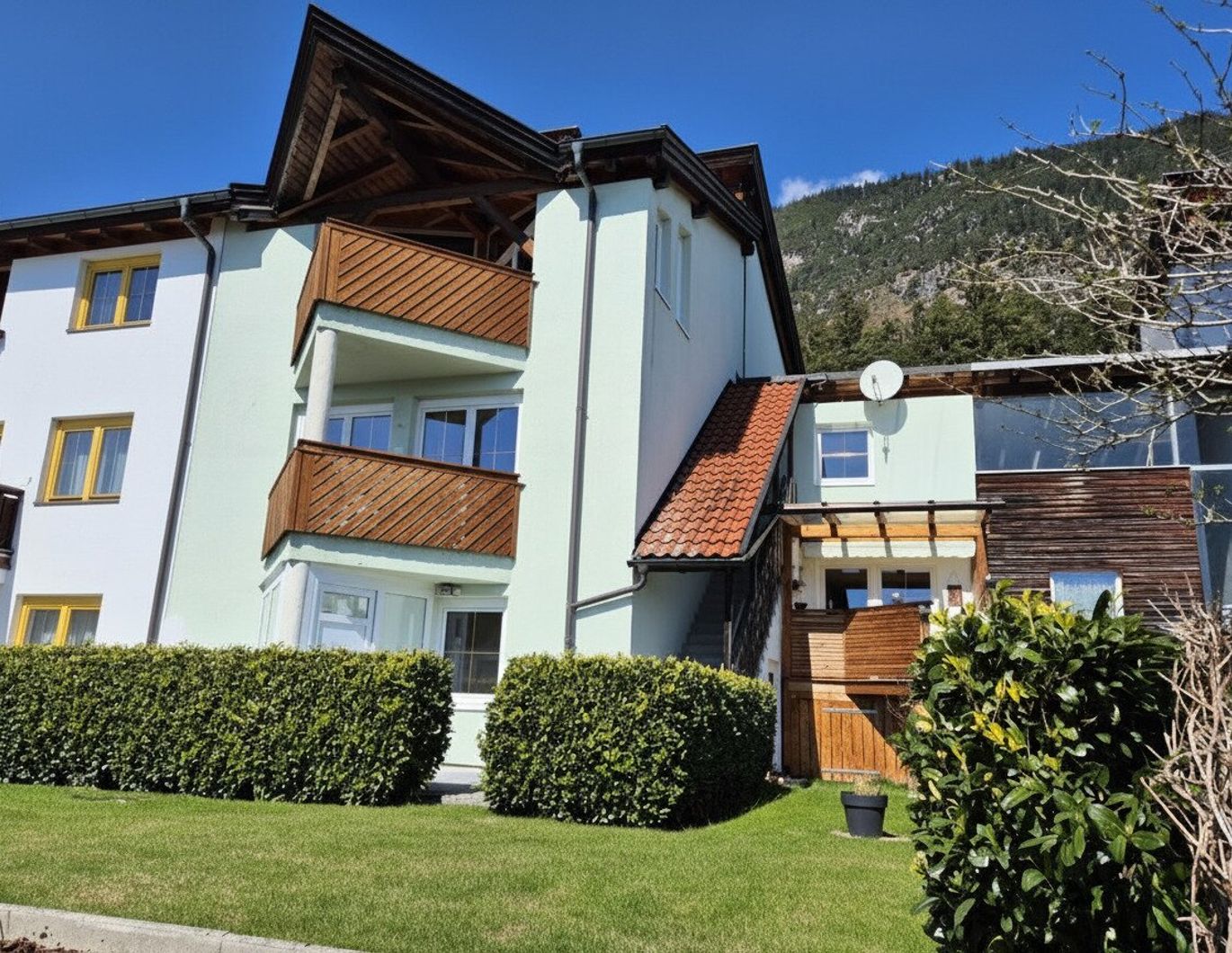 Großes Reihenhaus mit 2 Wohneinheiten