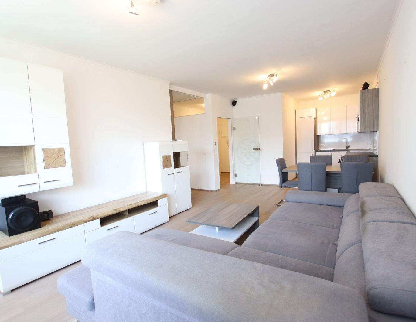 Neuwertige und teilmöblierte 2 Zimmer Penthousewohnung mit Terrasse und Carport in Klagenfurt