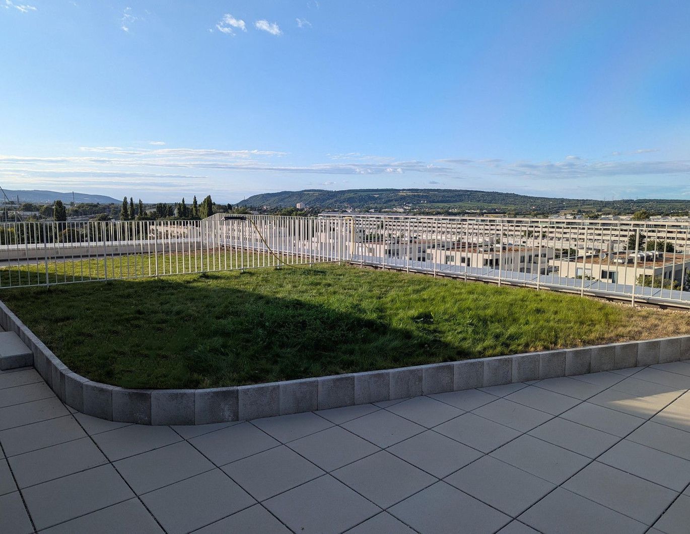 Neue teilmöbl. 3-Zi-Wohnung mit großzügiger, tw. begrünter Dachterrasse und fantastischem Fernblick
