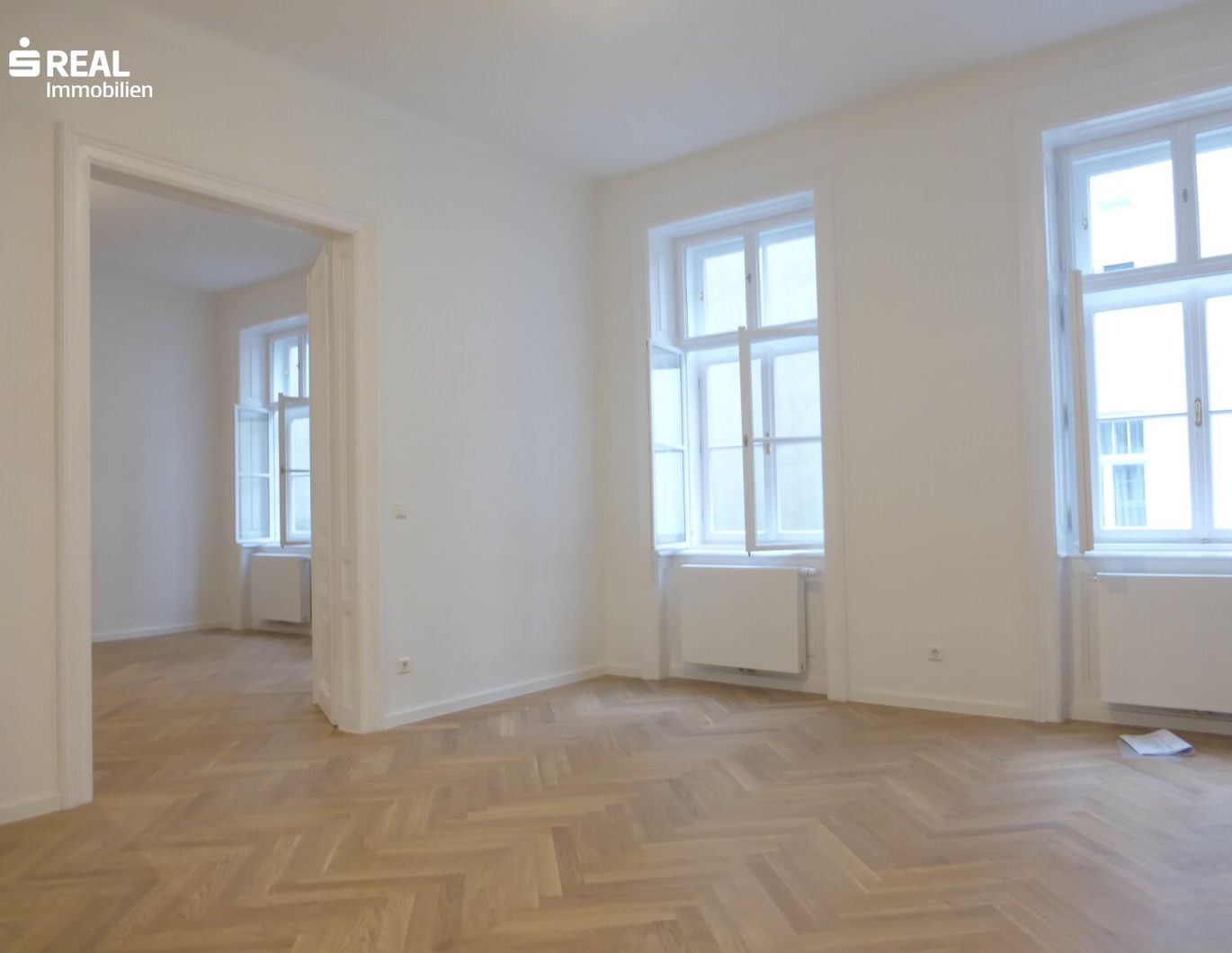 Nahe Stephansplatz - ERSTBEZUG ab 15.1.2026 - erstklassig sanierte Altbauwohnung mit kleiner Loggia im Jahrhundertwendehaus