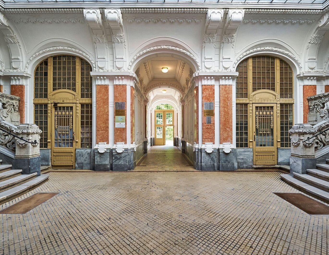 NEU! Stilaltbau im Schottenfelder Hof! Hofseitige Ruhelage mit Grünblick!