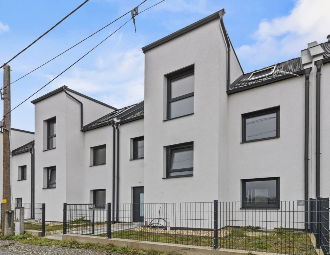 ++ NEU ++ REIHENHAUS mit Balkon, Terrasse und Wohnkeller in NEUESSLING