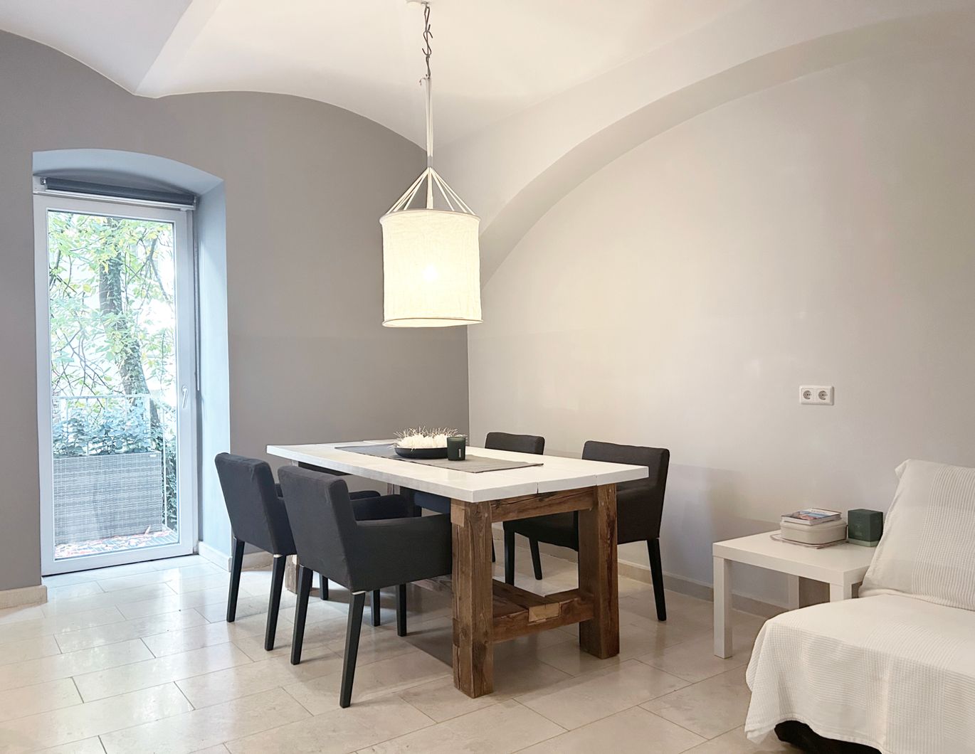 Großzügige, möblierte Atelierwohnung mit direkten Gartenzugang, nahe Schubertpark