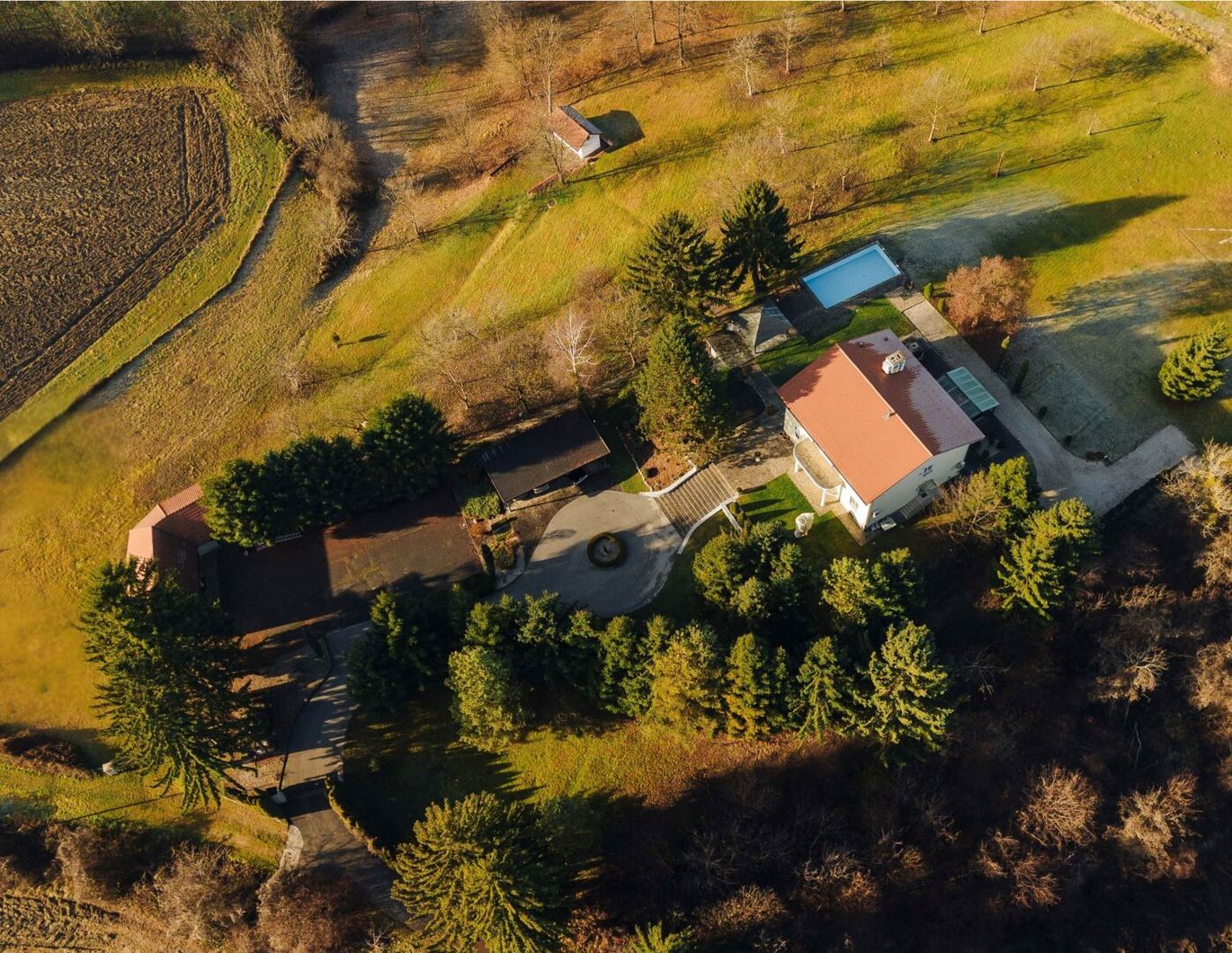 Repräsentative Villa mit Helikopterlandeplatz in idyllischer Weinregion!
