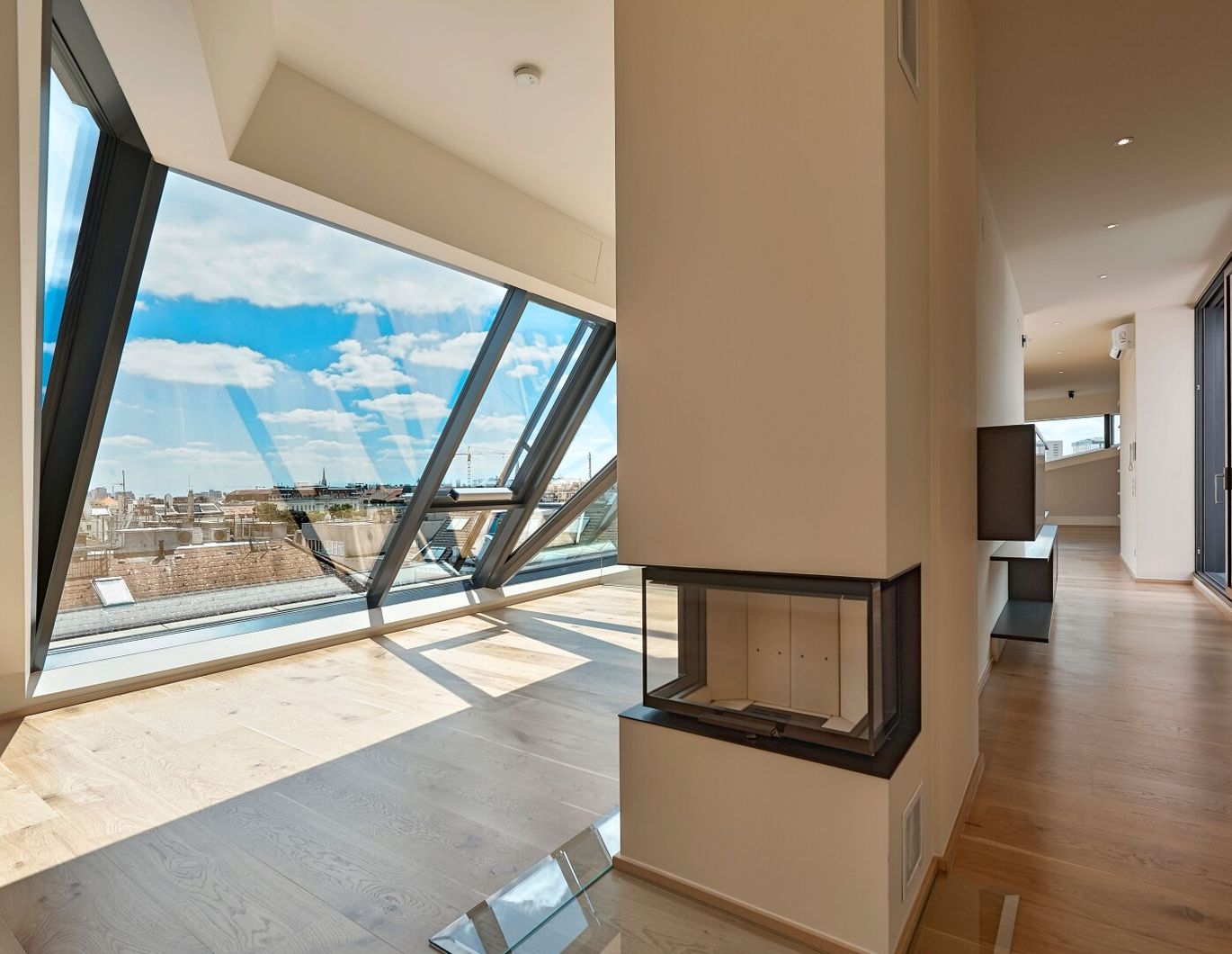 TRAUMBLICK und kuschliger KAMIN! Dachgeschoß-Maisonette mit 3 Terrassen! Garagenkauf im Haus möglich