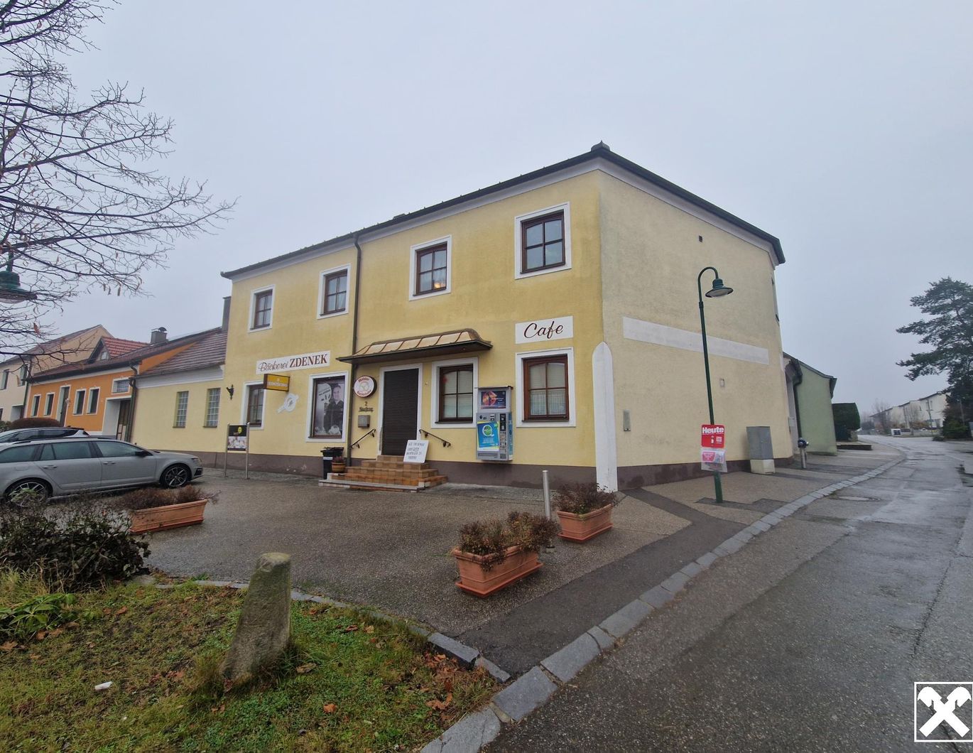 WOHN- UND GESCHÄFTSHAUS ALS GROSSZÜGIGES LANDHAUS MIT GESCHLOSSENEM INNENHOF, WERKSTATT, BÄCKEREI, KAFFEEHAUS UND NEBENGEBÄUDEN