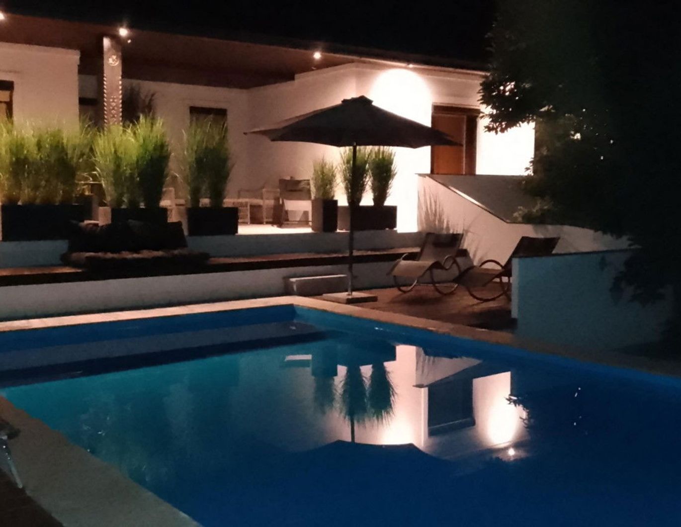 Villen Etage mit eigenem Pool Bereich 5 Minuten vom Badesee