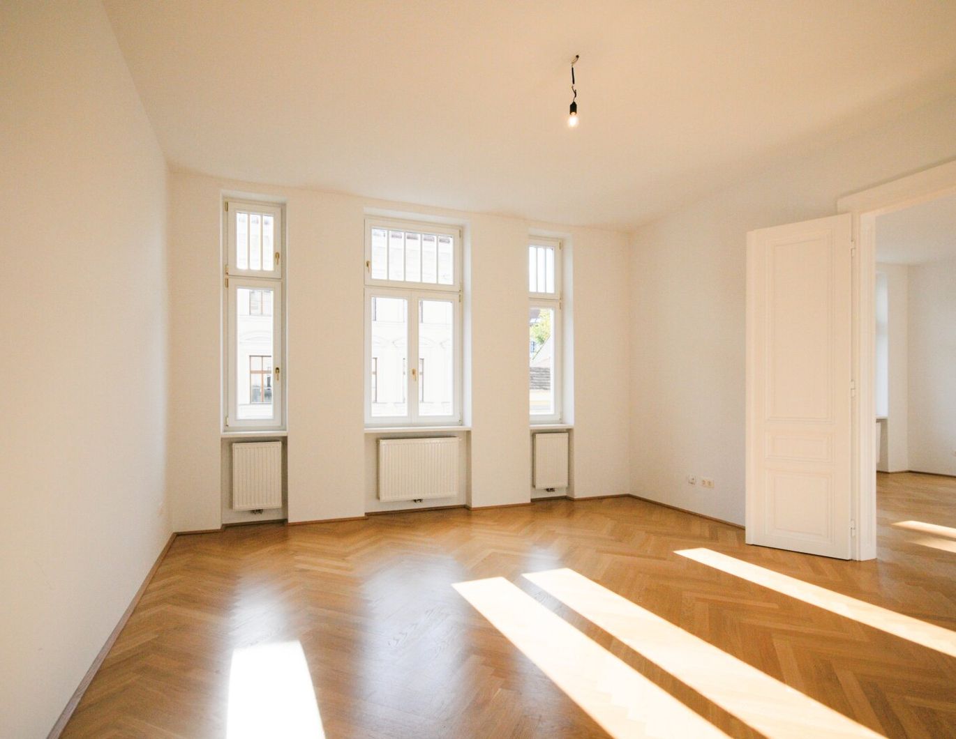 GROSSZÜGIG GESCHNITTENER 2-ZIMMER-ALTBAU IN TOLLER LAGE