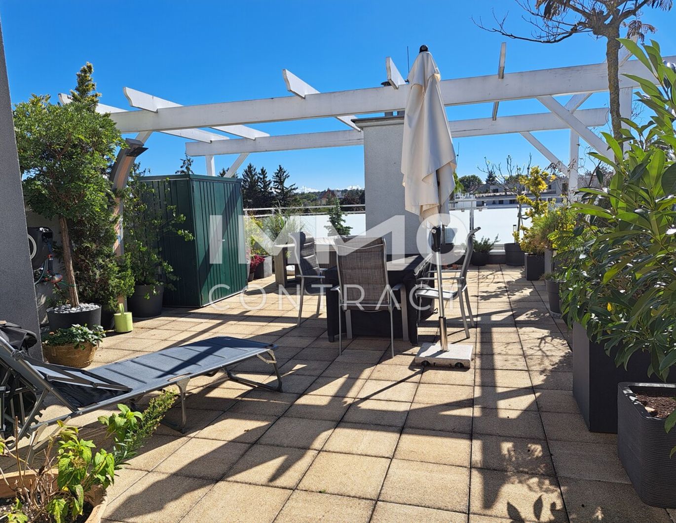 AUßERGEWÖHNLICHE DACHGESCHOSSWOHNUNG mit XL- Terrasse und XL Garagenplatz- Topzustand- Top Preis in 1130 Wien !