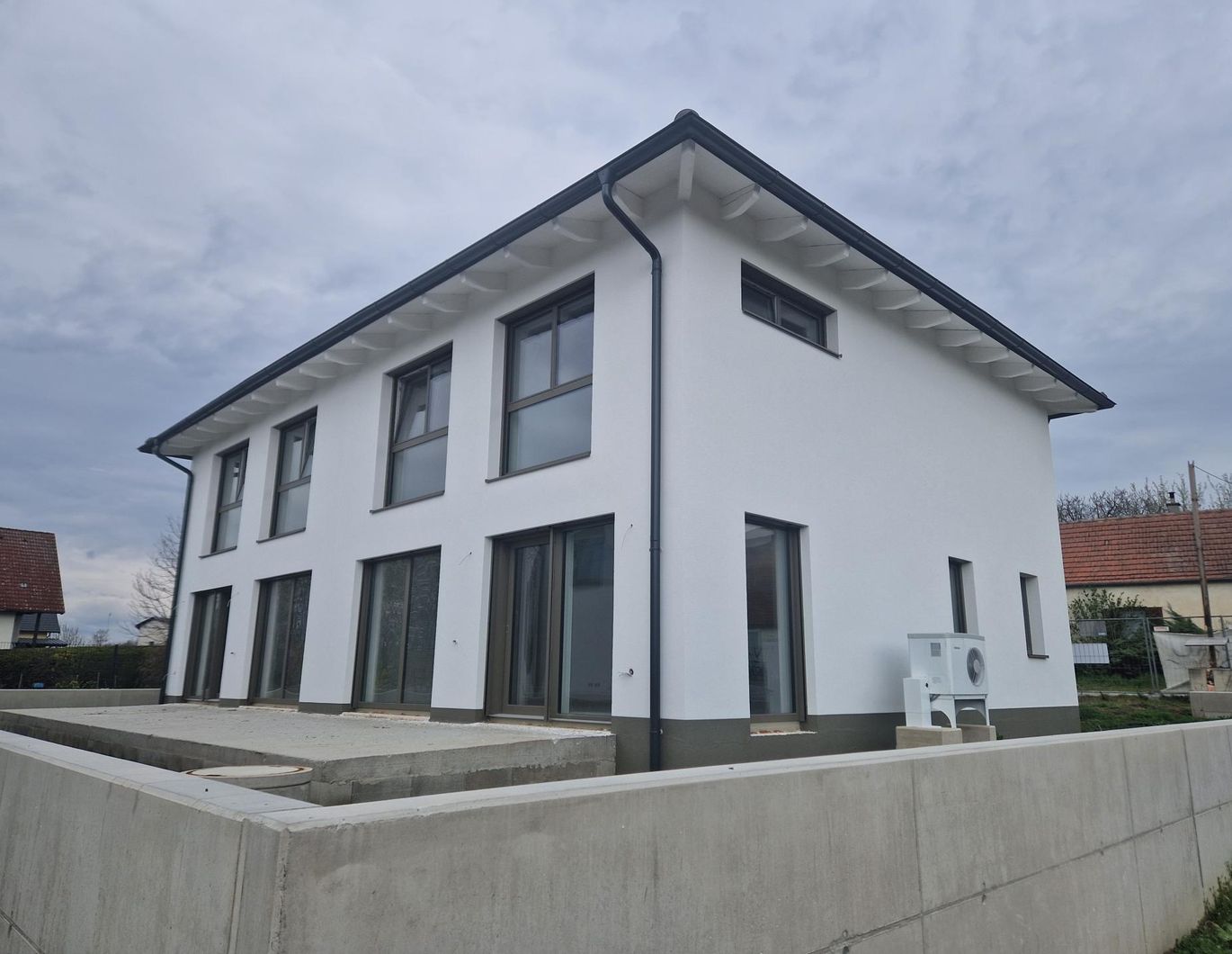WOHNEN AN DEN DONAUAUEN UND AM WAGRAM: MODERN, MASSIV & HOCHWERTIG WOHNEN IN DER WEINREGION WAGRAM MIT BESTER INFRASTRUKTUR UND VERKEHRSANBINDUNG