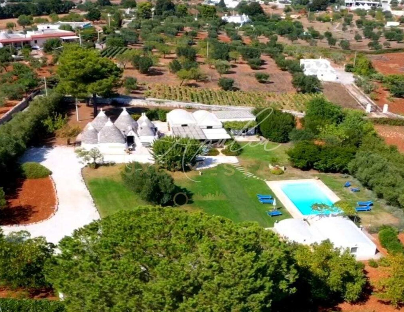OSTUNI - HERRLICHES AREAL MIT TRULLI UND POOL